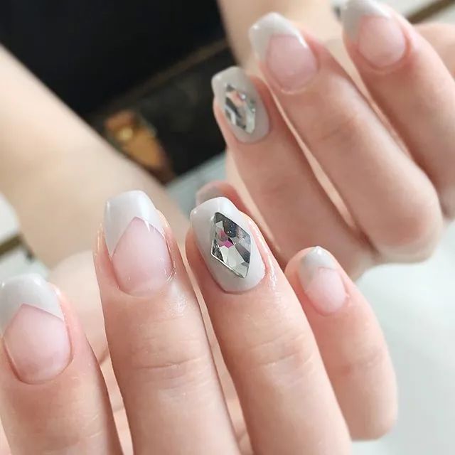 想要显手长？试试V法式美甲吧！