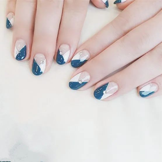 想要显手长？试试V法式美甲吧！