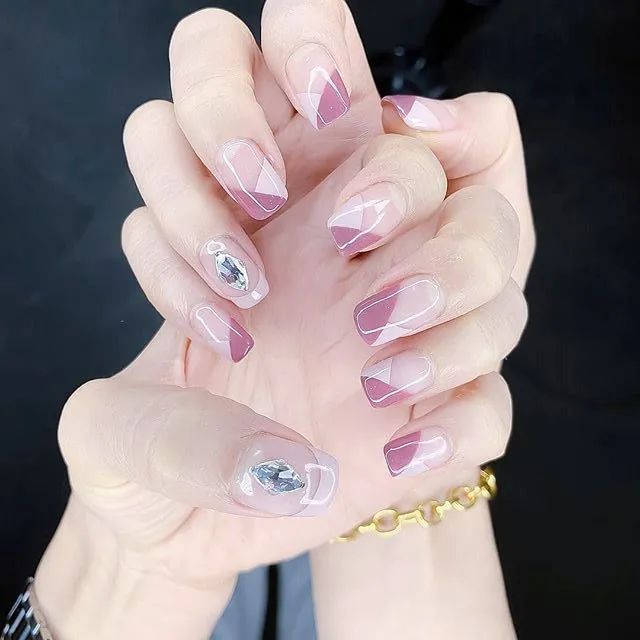 想要显手长？试试V法式美甲吧！