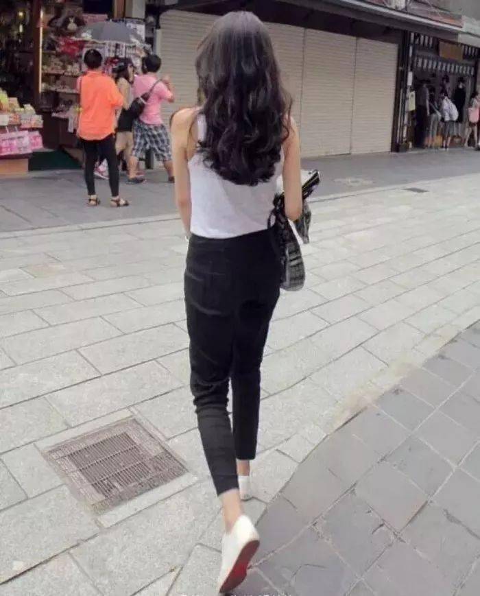 天热了换个什么发型呢？显脸小的！