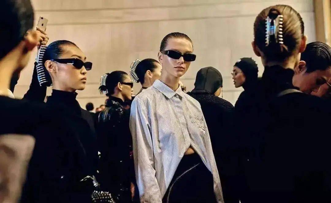 今年这些时髦的发饰不能少，快点来一起看看吧！