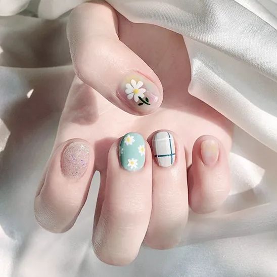 小雏菊美甲火了！洋气又高级