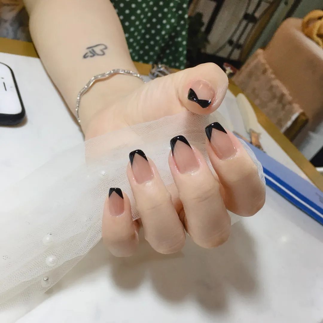 想要显手长？试试V法式美甲吧！