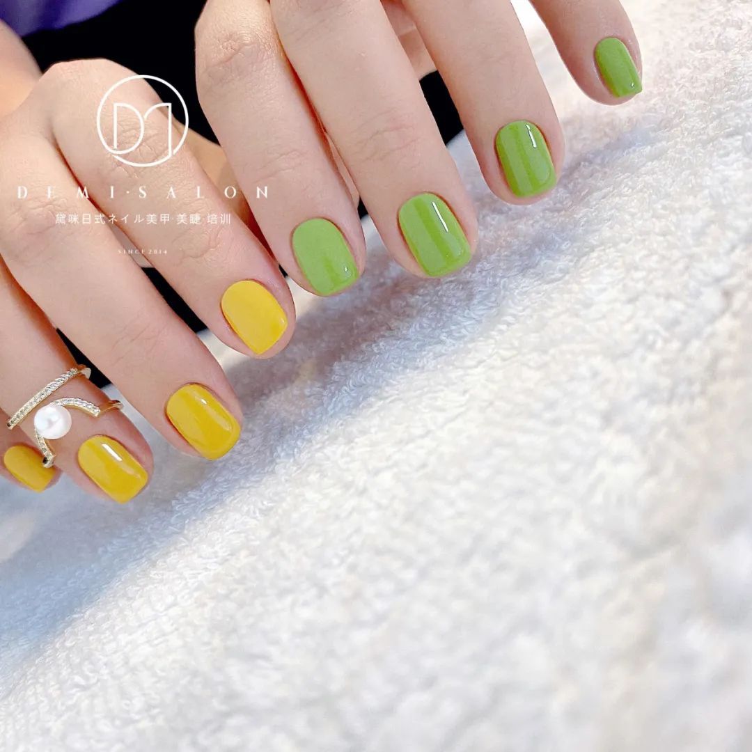 今夏2020最热门的3组美甲配色！太清爽了！