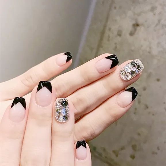 想要显手长？试试V法式美甲吧！