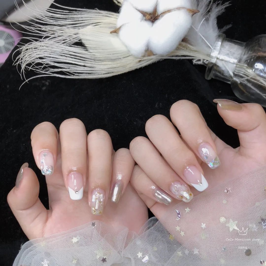 想要显手长？试试V法式美甲吧！