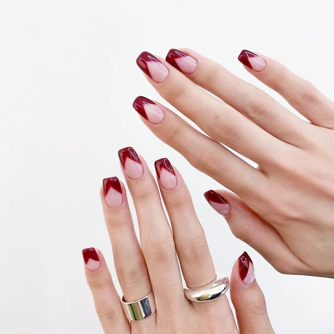 想要显手长？试试V法式美甲吧！