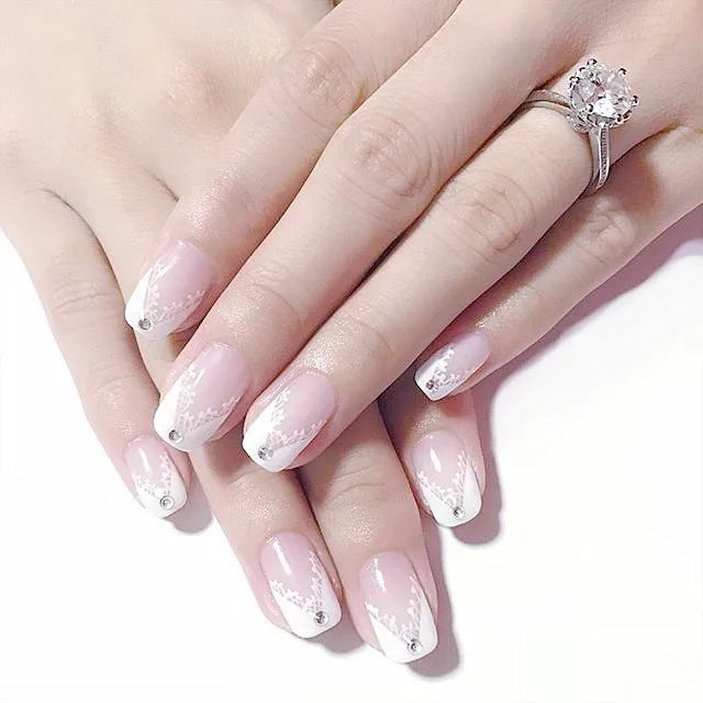 想要显手长？试试V法式美甲吧！