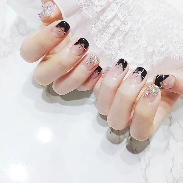 想要显手长？试试V法式美甲吧！