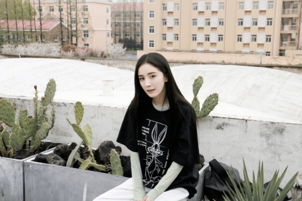 人手一件的T恤到底怎么穿搭才好看？穿错胖10斤！