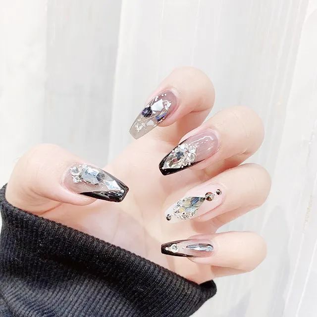 想要显手长？试试V法式美甲吧！