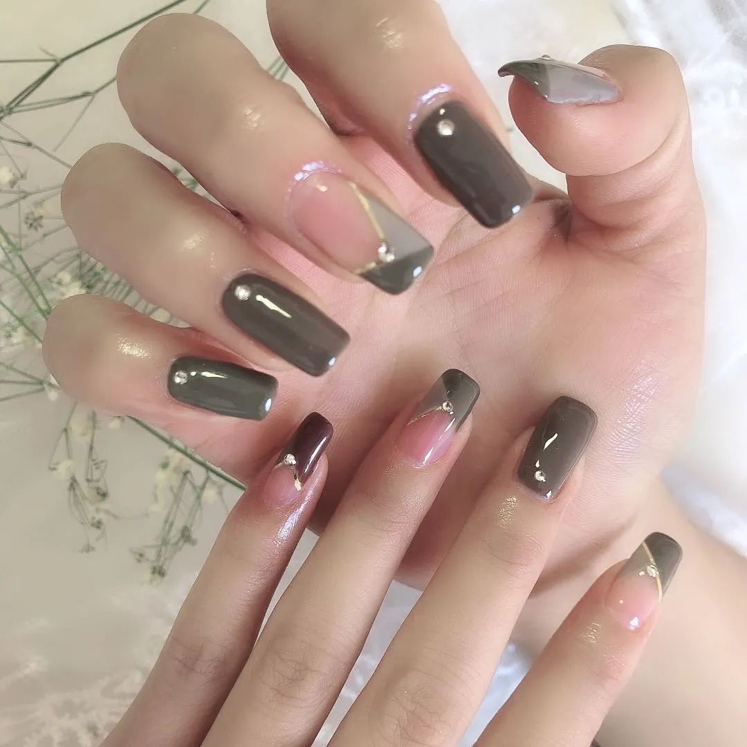 想要显手长？试试V法式美甲吧！