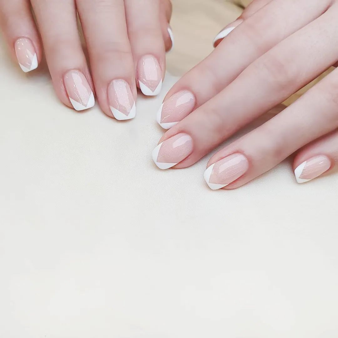 想要显手长？试试V法式美甲吧！