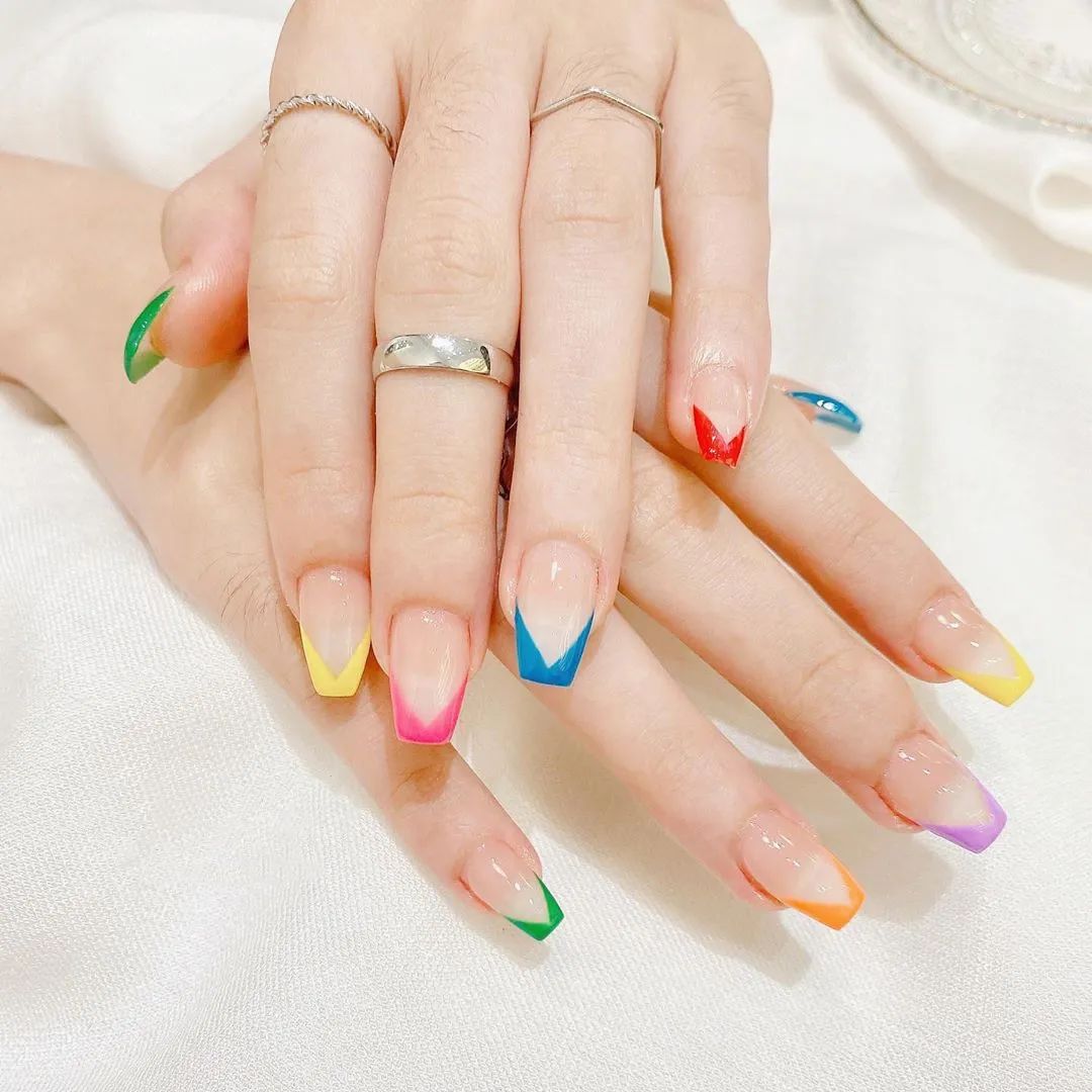 想要显手长？试试V法式美甲吧！