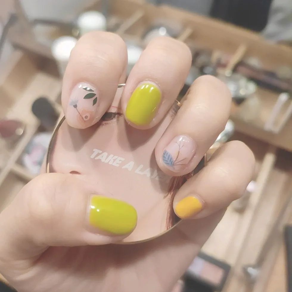 今夏2020最热门的3组美甲配色！太清爽了！