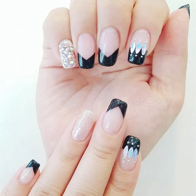 想要显手长？试试V法式美甲吧！