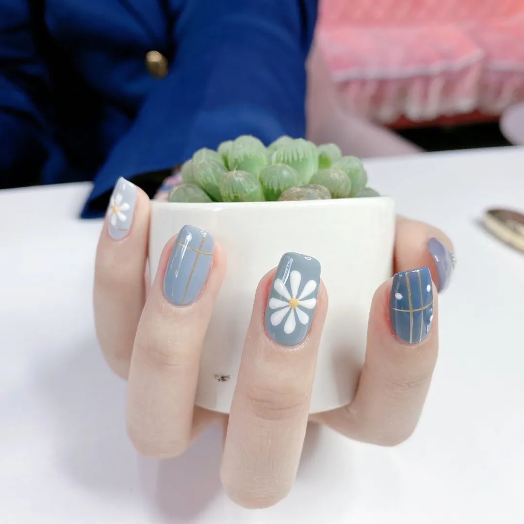 小雏菊美甲火了！洋气又高级