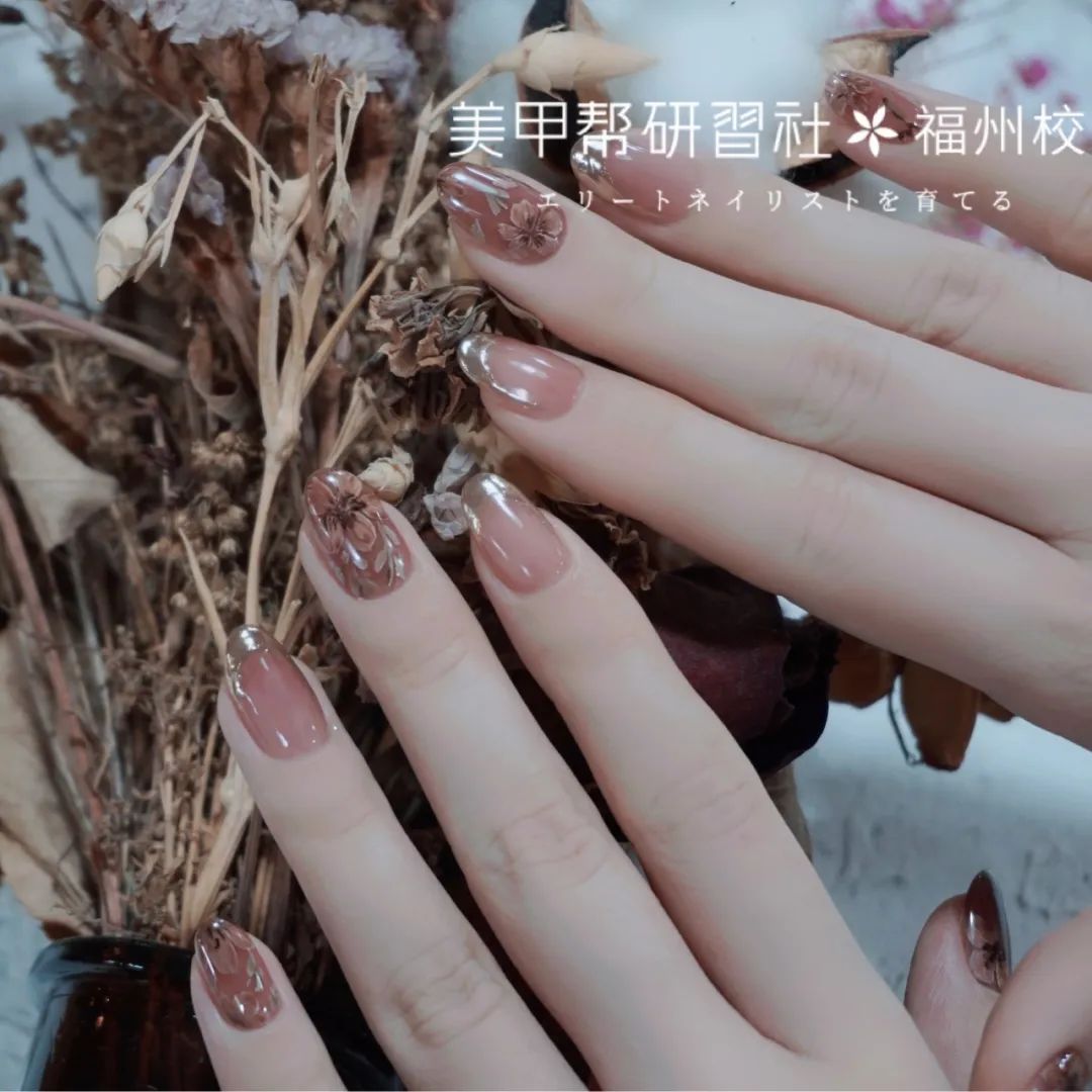 简约不花哨的美甲！最适合上班族了