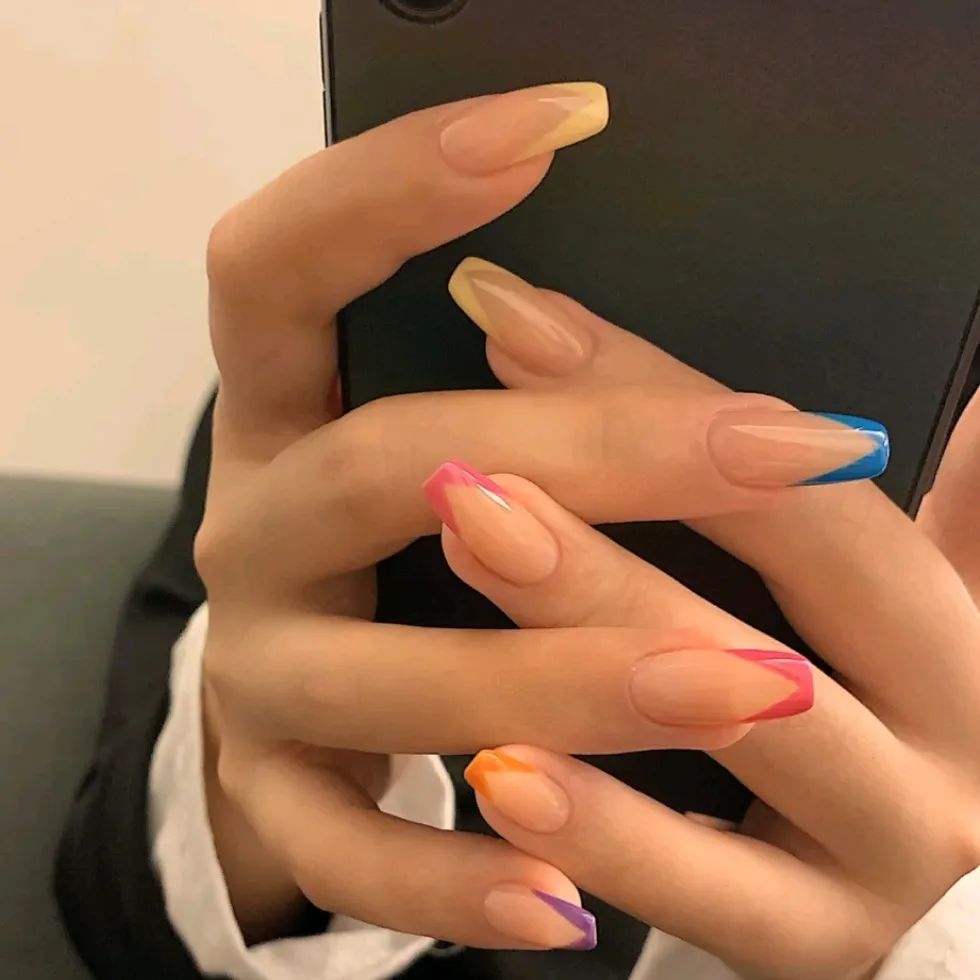 想要显手长？试试V法式美甲吧！