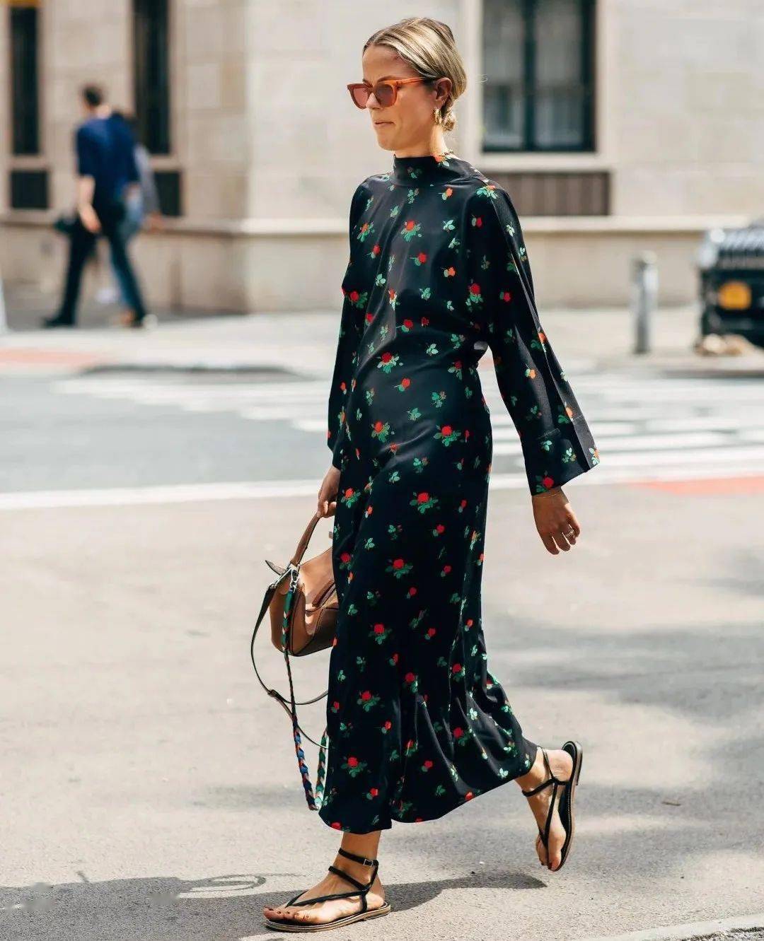 “连衣裙+凉鞋”=2020最in最时髦cp，今夏不穿简直白过了！