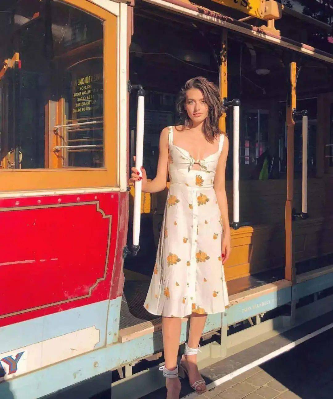 “连衣裙+凉鞋”=2020最in最时髦cp，今夏不穿简直白过了！