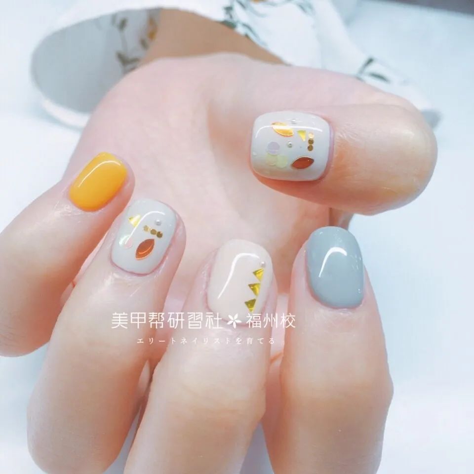 不同风格的短圆美甲，也是很美的
