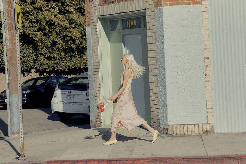 “连衣裙+凉鞋”=2020最in最时髦cp，今夏不穿简直白过了！