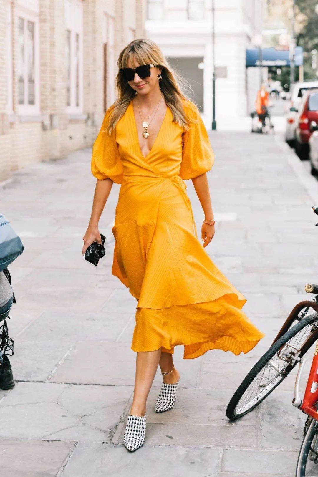 “连衣裙+凉鞋”=2020最in最时髦cp，今夏不穿简直白过了！