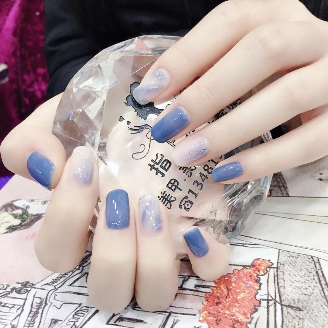 不骗你，雾霾蓝美甲真的很好看！