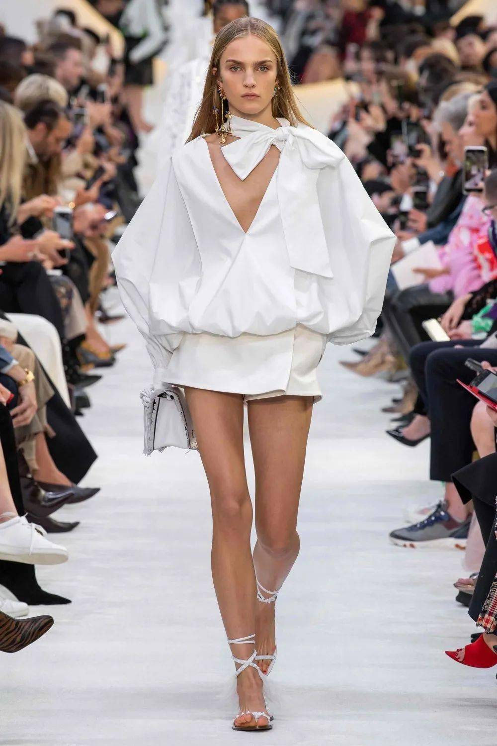 “连衣裙+凉鞋”=2020最in最时髦cp，今夏不穿简直白过了！