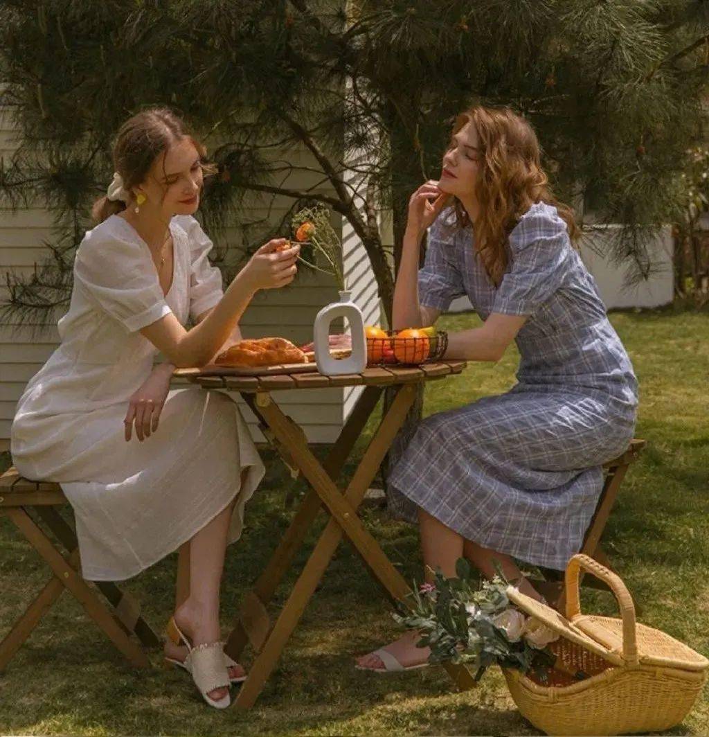 “连衣裙+凉鞋”=2020最in最时髦cp，今夏不穿简直白过了！