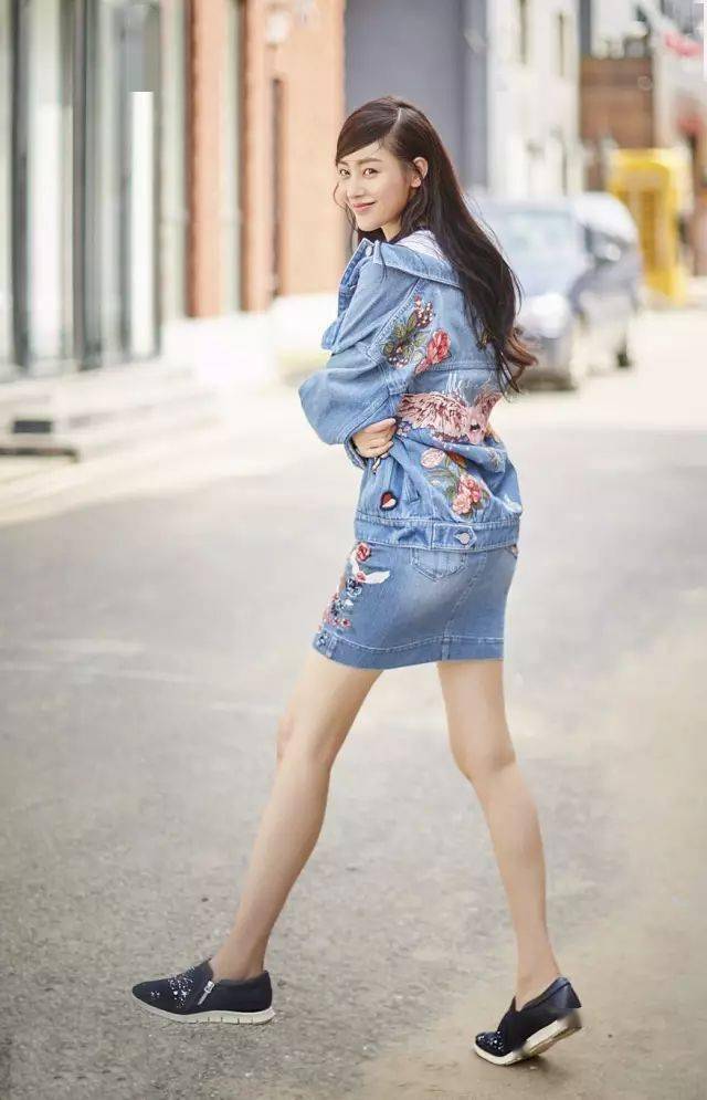 百搭还减龄，一条牛仔裙满足你夏天所有的时髦搭配