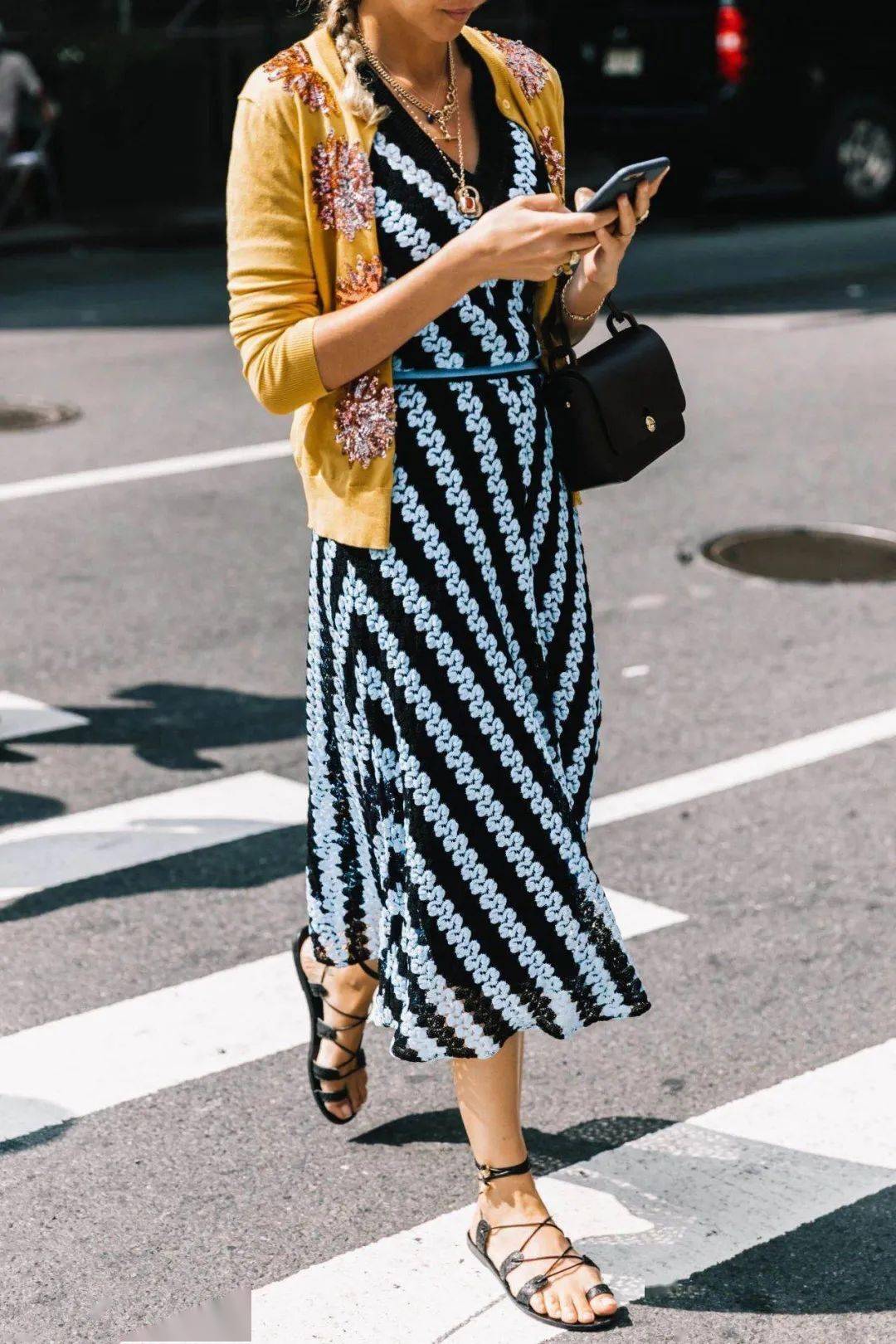 “连衣裙+凉鞋”=2020最in最时髦cp，今夏不穿简直白过了！