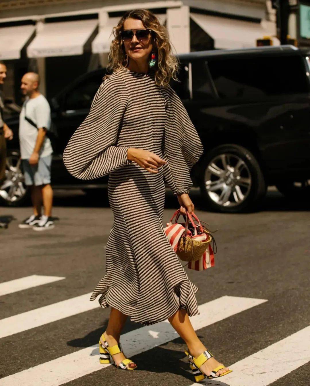 “连衣裙+凉鞋”=2020最in最时髦cp，今夏不穿简直白过了！