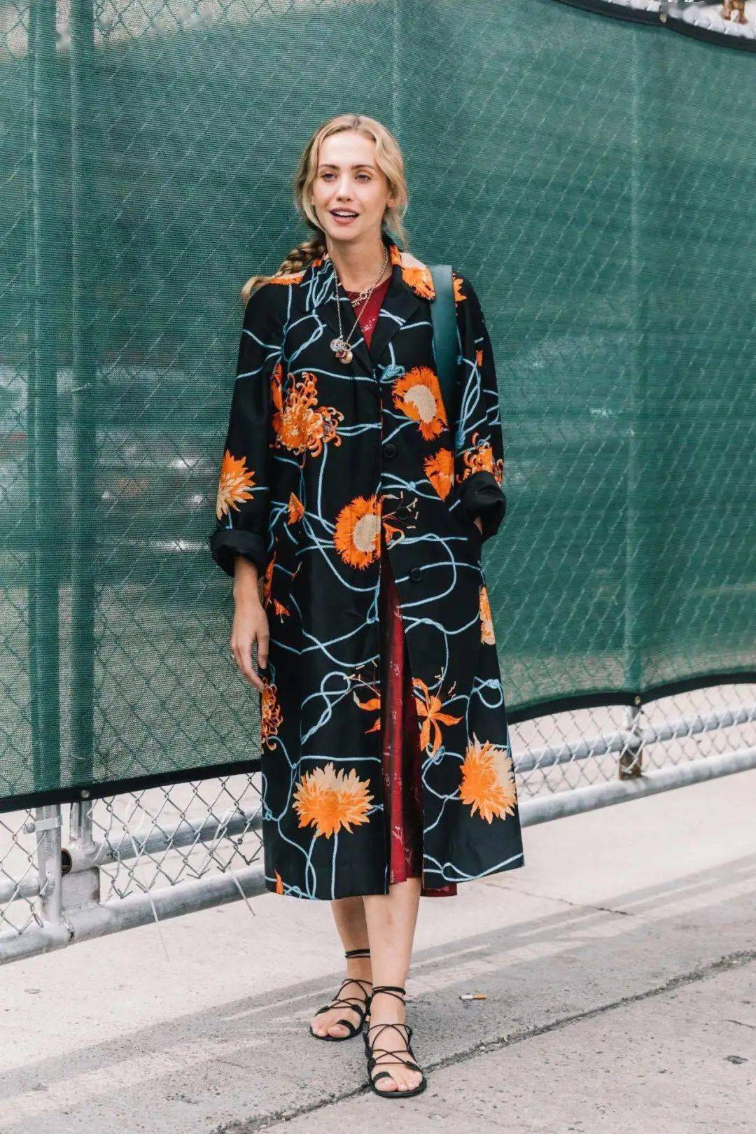 “连衣裙+凉鞋”=2020最in最时髦cp，今夏不穿简直白过了！