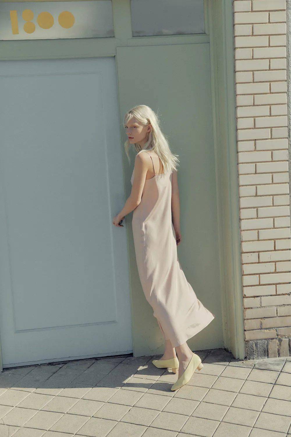 “连衣裙+凉鞋”=2020最in最时髦cp，今夏不穿简直白过了！