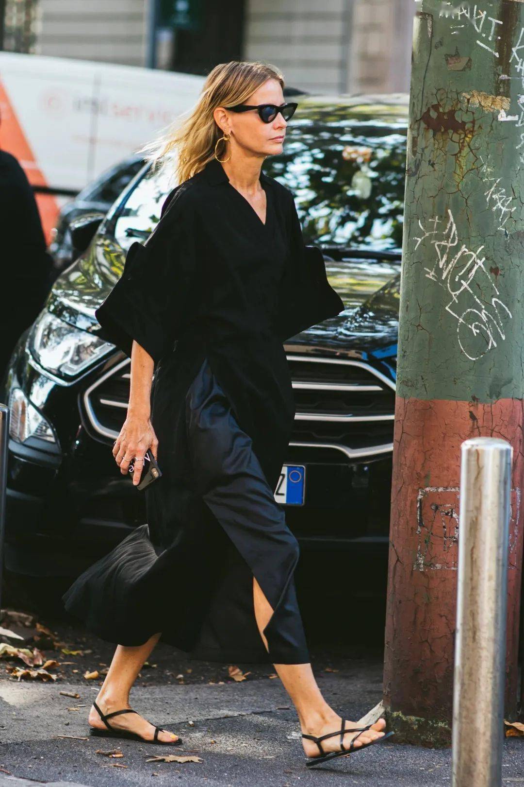 “连衣裙+凉鞋”=2020最in最时髦cp，今夏不穿简直白过了！