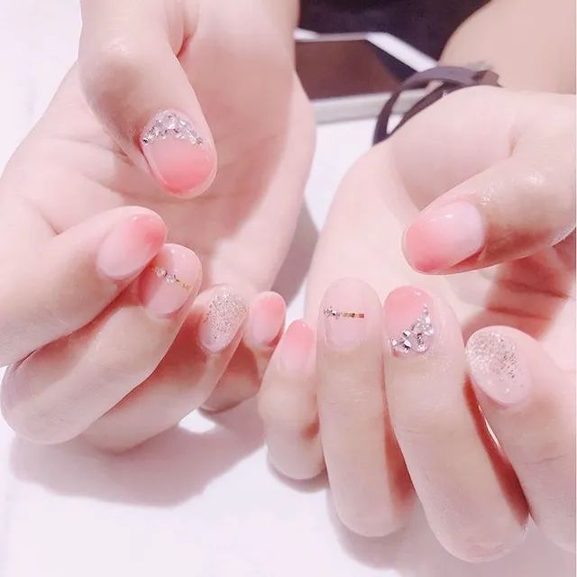 不同风格的短圆美甲，也是很美的