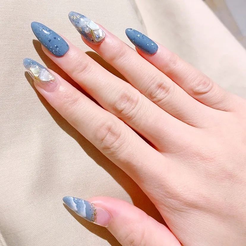 不骗你，雾霾蓝美甲真的很好看！