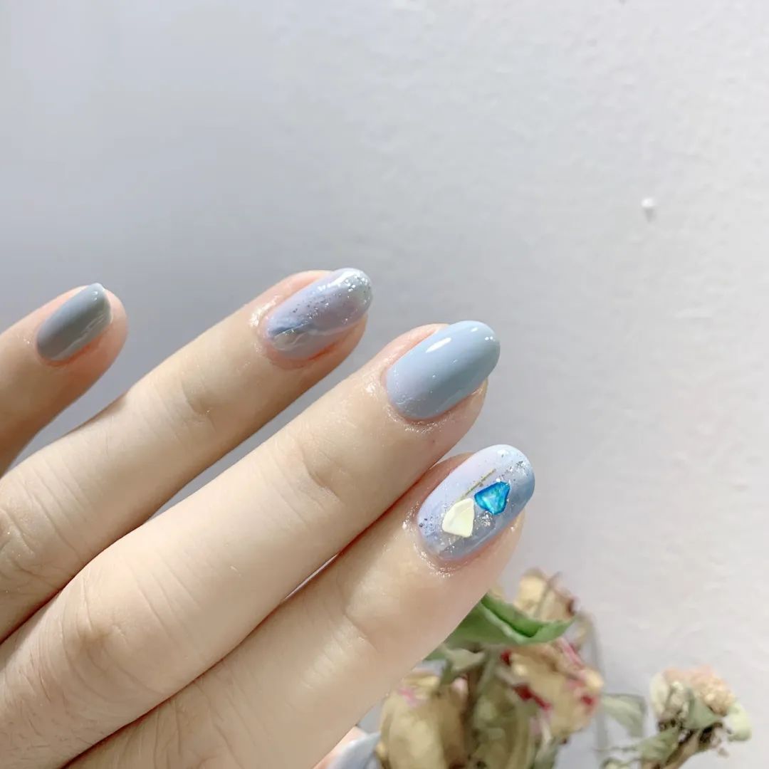 不骗你，雾霾蓝美甲真的很好看！