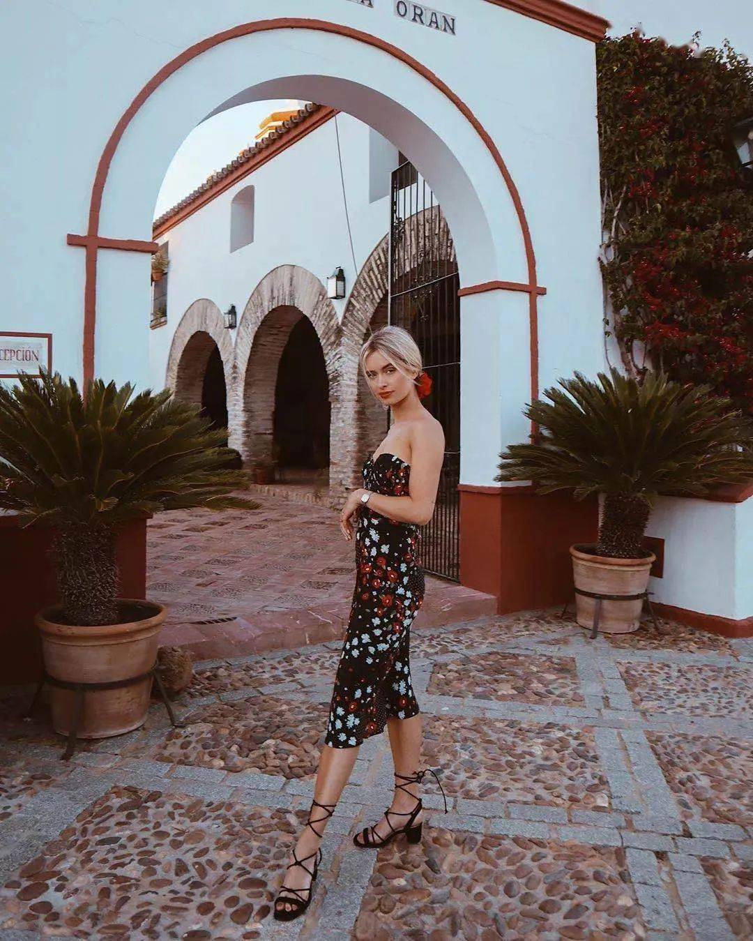 “连衣裙+凉鞋”=2020最in最时髦cp，今夏不穿简直白过了！