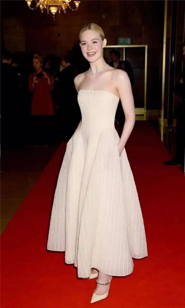 梨型身材女生穿衣服记住“4不要”，特别是第2种，真的很显胖！