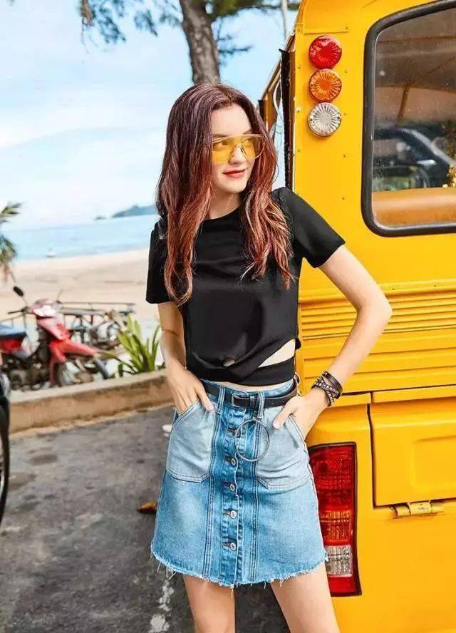 百搭还减龄，一条牛仔裙满足你夏天所有的时髦搭配