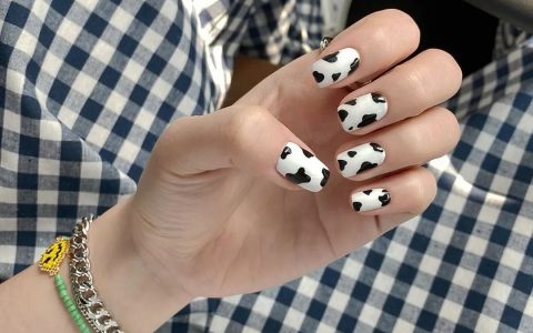 奶牛纹美甲 黑与白的又一次金典演绎