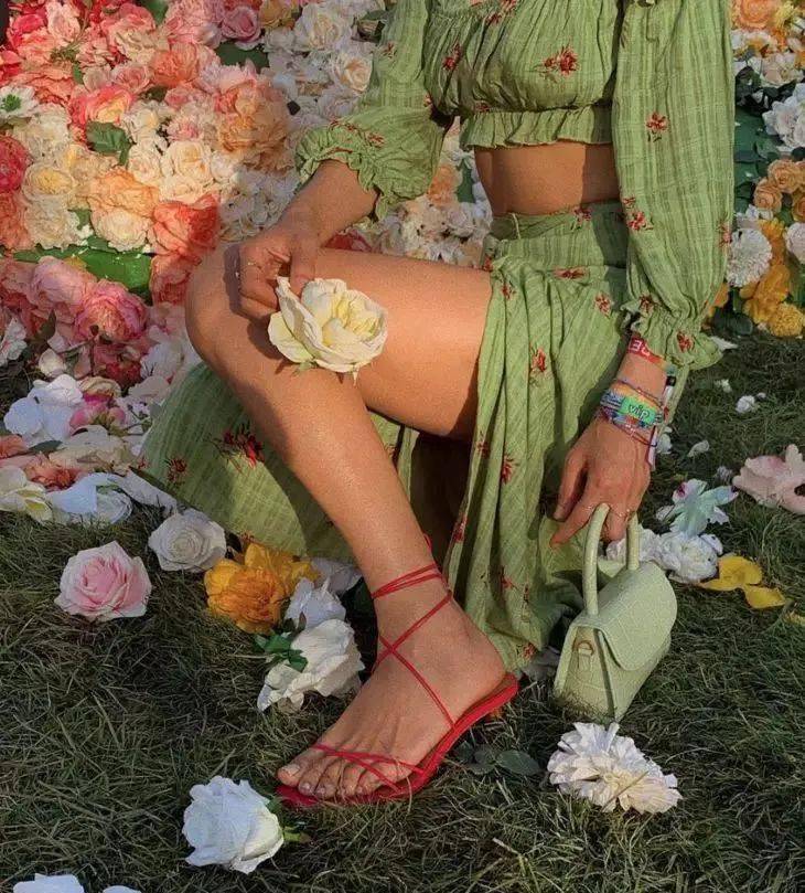 “连衣裙+凉鞋”=2020最in最时髦cp，今夏不穿简直白过了！