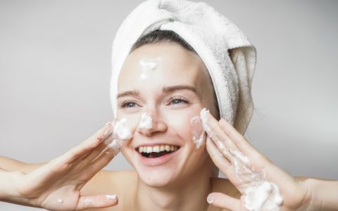 要先洁面还是先去角质，弄反了脸会更脏