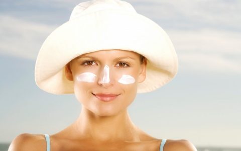 防晒霜可以直接涂在脸上吗？教你防晒霜的涂抹方法