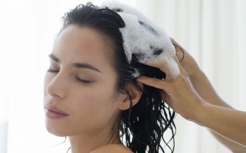 头上头屑多又痒是怎么回事，6个小妙招帮你解决它