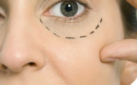 怎样后天让眼窝变深，，手把手教会你三种小技巧