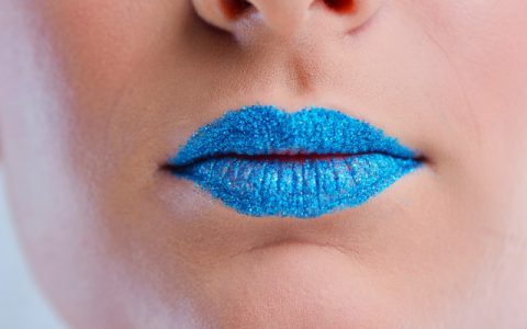 经常抿嘴唇会变薄吗，，到底有没有科学依据